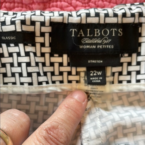 Women’s 22WP Talbots Black/White Basketweave Patterned Capris front pockets - Picture 2 of 10
